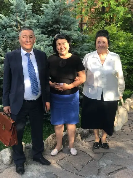 Тынышкуль Балгабаева (в центре) с адвокатами: “Очень приятно, что есть редакция, которая оказывает помощь простым людям”.